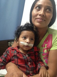 Carlos mit seiner Mutter einen Tag nach der Operation